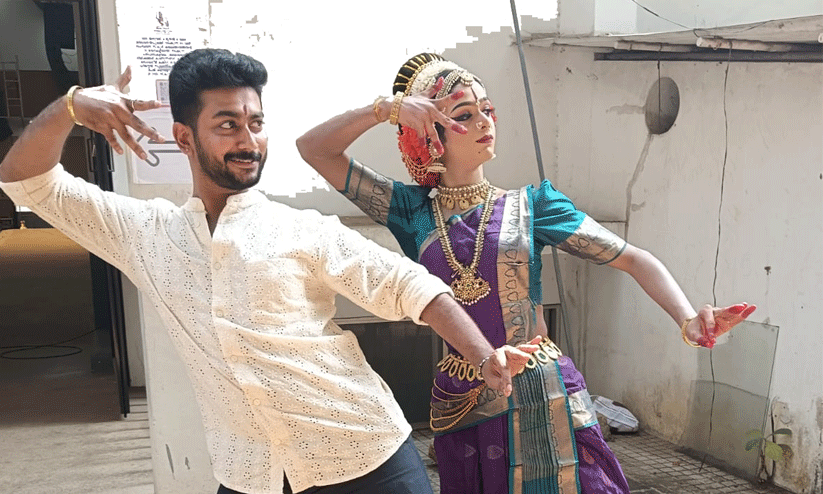 രാമായണത്തിലെ സീത; പെണ്‍വേഷമണിഞ്ഞ് രാഖില്‍, കൈയടിച്ച് പ്രേക്ഷകര്‍