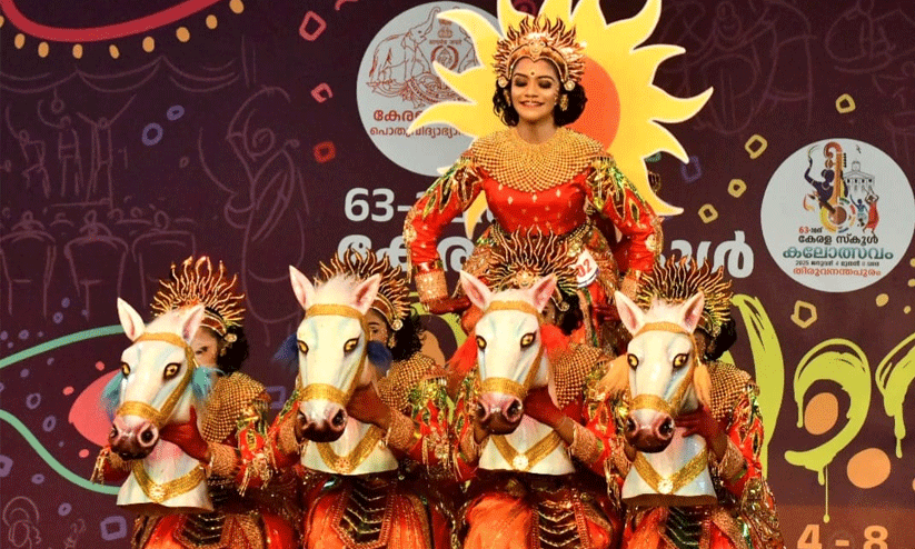 ആര് കപ്പടിക്കും? തൃശ്ശൂർ മുന്നിൽ, കണ്ണൂരും പാലക്കാടും ഇഞ്ചോടിഞ്ച് ആര് കപ്പടിക്കും? തൃശ്ശൂർ മുന്നിൽ, കണ്ണൂരും പാലക്കാടും ഇഞ്ചോടിഞ്ച്