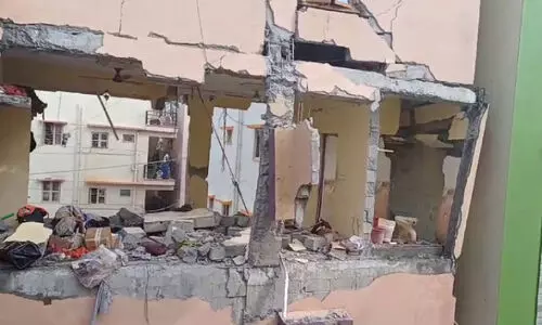 സി​ലി​ണ്ട​ർ പൊ​ട്ടി​ത്തെ​റി​ച്ച് കെ​ട്ടി​ടം ത​ക​ർ​ന്നു; മ​ല​യാ​ളി​യ​ട​ക്കം ര​ണ്ടു​പേ​ർ​ക്ക് പ​രി​ക്ക്