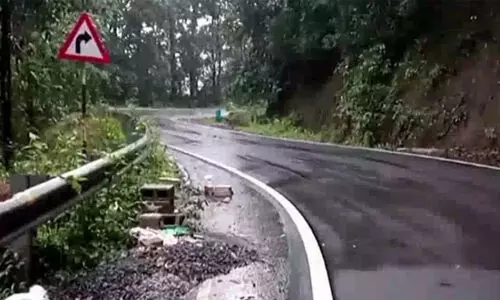 മാ​ക്കൂ​ട്ടം ചു​രം റോ​ഡ് അ​റ്റ​കു​റ്റ​പ്പ​ണി ആ​രം​ഭി​ച്ചു