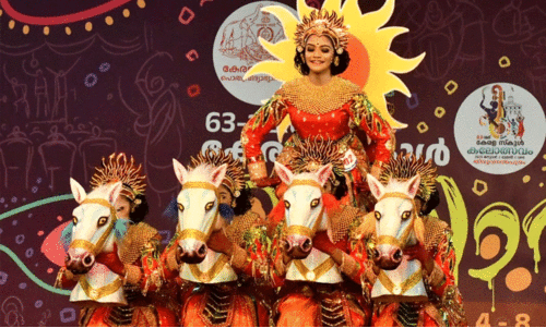 ആര് കപ്പടിക്കും‍? തൃശ്ശൂർ മുന്നിൽ, കണ്ണൂരും  പാലക്കാടും ഇഞ്ചോടിഞ്ച്