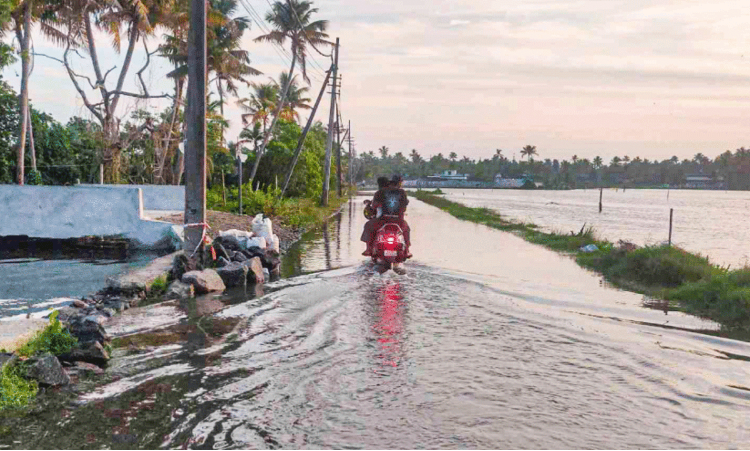 വേലിയേറ്റ വെള്ളപ്പൊക്കത്തിൽ മുങ്ങി തീരപ്രദേശം