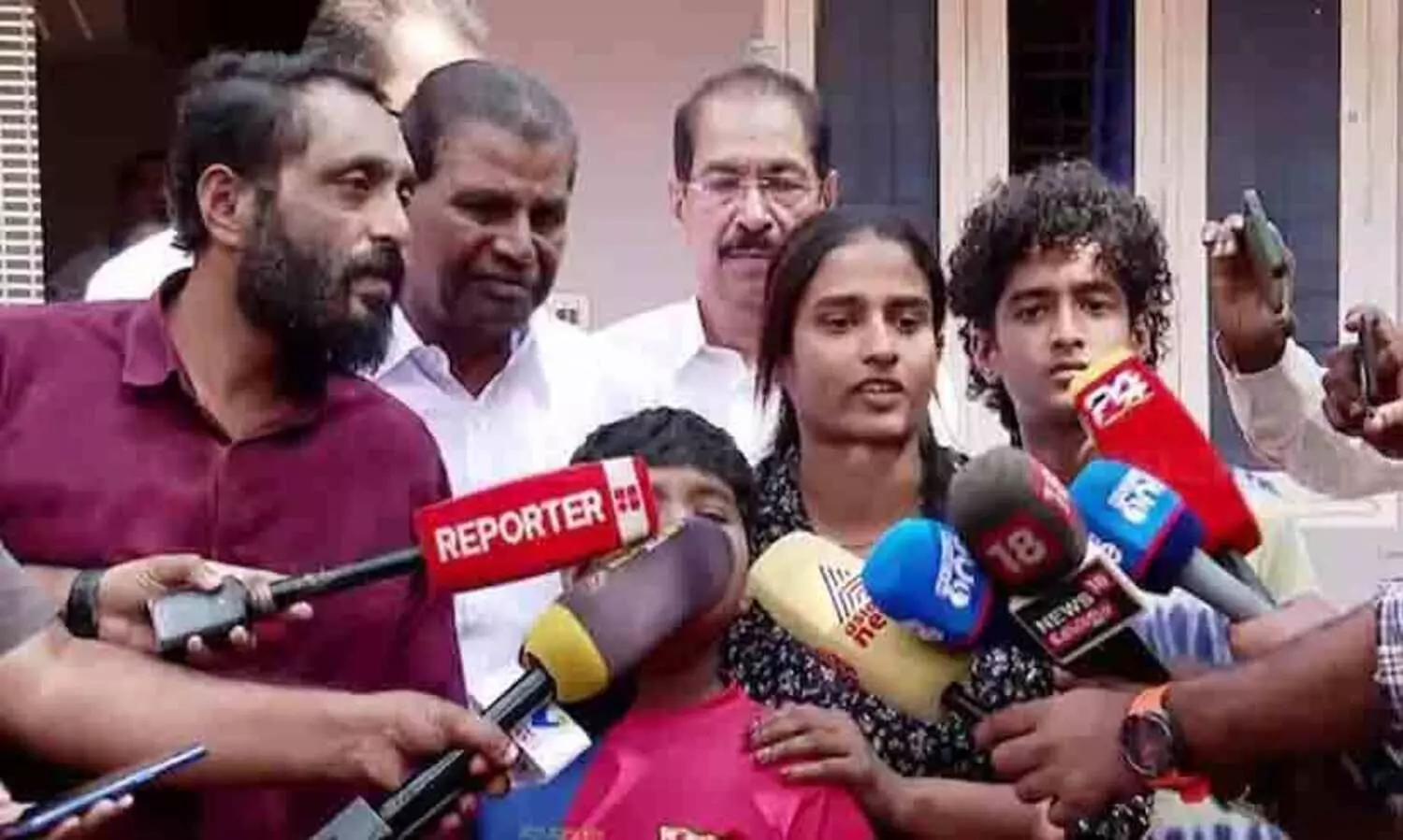 വയനാട് ഡി.സി.സി ട്രഷററുടെ മരണം: കെ.പി.സി.സി സംഘം വീട്ടിലെത്തി, ബാധ്യതകൾ പരിശോധിച്ച് തീരുമാനമെടുക്കുമെന്ന് തിരുവഞ്ചൂർ