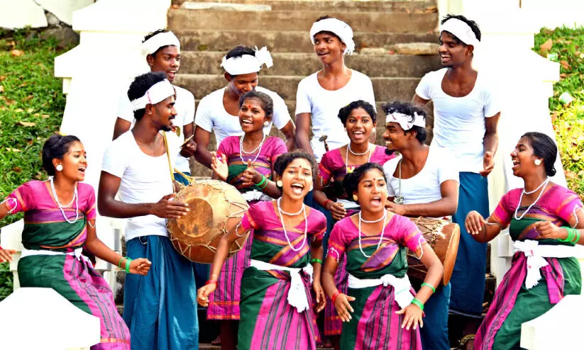 ജീവിതം വേദിയിലാടി അട്ടപ്പാടിക്കാരുടെ ഇരുള നൃത്തം ജീവിതം വേദിയിലാടി അട്ടപ്പാടിക്കാരുടെ ഇരുള നൃത്തം