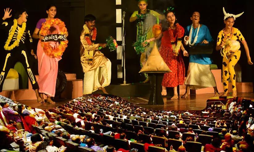 ആ​ൾ​ക്കൂ​ട്ട​ത്തി​ന്‍റെ ആ​ഘോ​ഷ​ത്തി​ല​മ​ർ​ന്ന്​ നാ​ട​ക​വേ​ദി