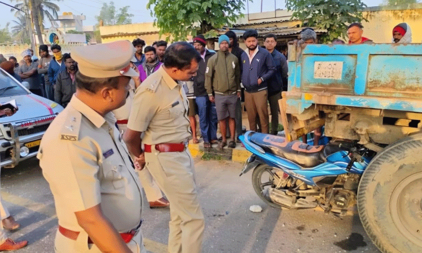 ട്രാ​ക്ട​റും ബൈ​ക്കും കൂ​ട്ടി​യി​ടി​ച്ച് മൂ​ന്നു​പേ​ർ മ​രി​ച്ചു