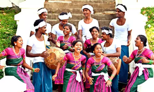 ജീ​വി​തം വേ​ദി​യി​ലാ​ടി അ​ട്ട​പ്പാ​ടിക്കാരു​ടെ ഇ​രു​ള നൃ​ത്തം