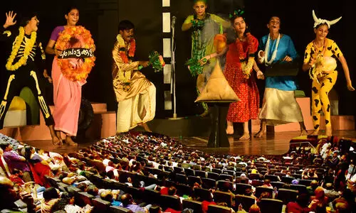 ആ​ൾ​ക്കൂ​ട്ട​ത്തി​ന്‍റെ ആ​ഘോ​ഷ​ത്തി​ല​മ​ർ​ന്ന്​ നാ​ട​ക​വേ​ദി