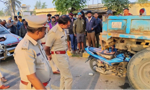 ട്രാ​ക്ട​റും ബൈ​ക്കും കൂ​ട്ടി​യി​ടി​ച്ച് മൂ​ന്നു​പേ​ർ മ​രി​ച്ചു