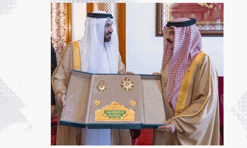 ഹ​മ​ദ് രാ​ജാ​വി​ന് അ​റ​ബ് പാ​ർ​ല​മെ​ന്റി​ന്റെ പ​ര​മോ​ന്ന​ത ബ​ഹു​മ​തി