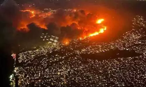 ലോസ് ആഞ്ജലസിനെ വിറപ്പിച്ച് വൻ കാട്ടുതീ; 30,000ത്തോളം പേരെ ഒഴിപ്പിച്ചു, നിരവധി വീടുകളും കെട്ടിടങ്ങളും വാഹനങ്ങളും കത്തിനശിച്ചു -വിഡിയോ