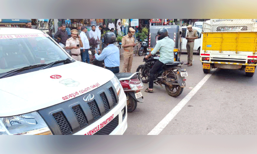 മോട്ടോർ വാഹന വകുപ്പിന്റെ മിന്നൽ പരിശോധന; 40ഓളം ഡ്രൈവർമാർക്കെതിരെ കേസ് മോട്ടോർ വാഹന വകുപ്പിന്റെ മിന്നൽ പരിശോധന; 40ഓളം ഡ്രൈവർമാർക്കെതിരെ കേസ്