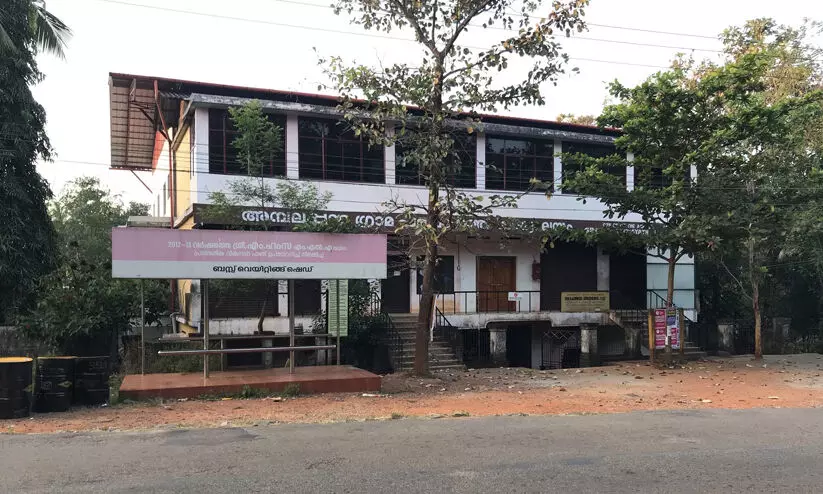 ഒമ്പത് മാസമായി സ്ഥിരം സെക്രട്ടറിയില്ല; അമ്പലപ്പാറ പഞ്ചായത്ത് പ്രവർത്തനം താളം തെറ്റുന്നു ഒമ്പത് മാസമായി സ്ഥിരം സെക്രട്ടറിയില്ല; അമ്പലപ്പാറ പഞ്ചായത്ത് പ്രവർത്തനം താളം തെറ്റുന്നു
