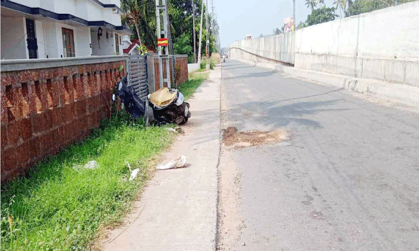ഇ​ടു​ങ്ങി​യ സ​ർ​വി​സ് റോ​ഡു​ക​ളി​ൽ അ​പ​ക​ടം തു​ട​ർ​ക്ക​ഥ​യാ​കു​ന്നു