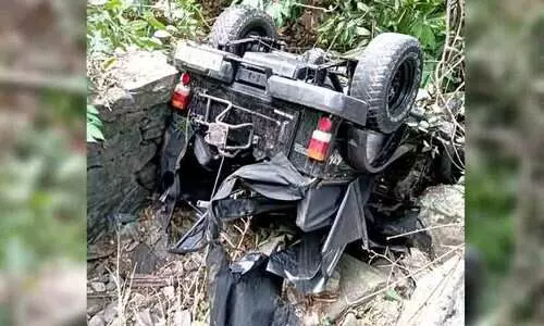 വയനാട് ചുരത്തിൽ ജീപ്പ് മറിഞ്ഞ് രണ്ടുപേർക്ക് പരിക്ക്