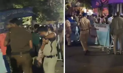 കുഴഞ്ഞു വീണ സ്ത്രീയെ പുറത്തെത്തിക്കാൻ ഗേറ്റ് തുറന്നു; പിന്നാലെ ഇരച്ചുകയറി ജനം, തിരുപ്പതിയിൽ സംഭവിച്ചത്