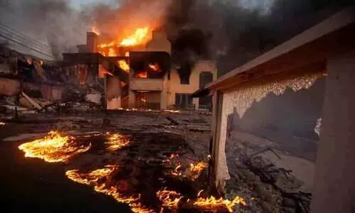 കാട്ടുതീയിൽ അഞ്ച് പേർ വെന്തുമരിച്ചു ; 2000 വീ​ടു​ക​ളും കെ​ട്ടി​ട​ങ്ങ​ളും കത്തിനശിച്ചു, 1.30 ലക്ഷം പേരെ ഒഴിപ്പിച്ചു