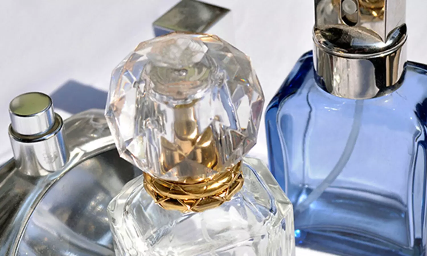 എക്സ്​പെയറി തീയതി തിരുത്തുന്നതിനിടെ   പെർഫ്യൂം കുപ്പി പൊട്ടിത്തെറിച്ച് ഒരു കുടുംബത്തിലെ നാല് പേർക്ക് പരിക്ക്