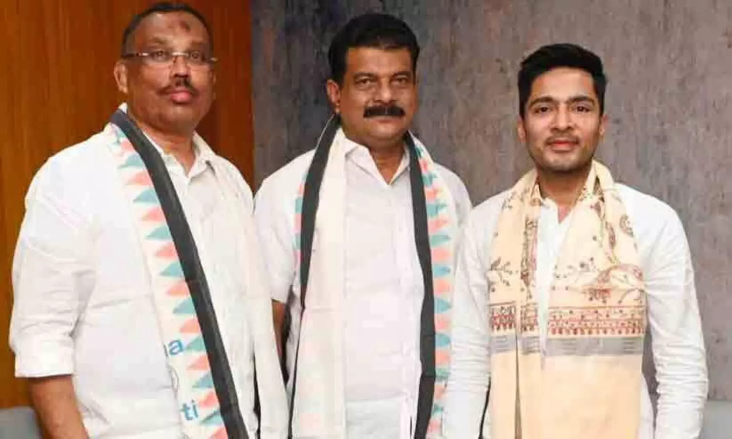 ഒരേ ലക്ഷ്യത്തിനായി ഇനി ഒത്തൊരുമിച്ച് പ്രവർത്തിക്കാം; പി.വി. അൻവറിനെ സ്വീകരിച്ച് അഭിഷേക് ബാനർജി