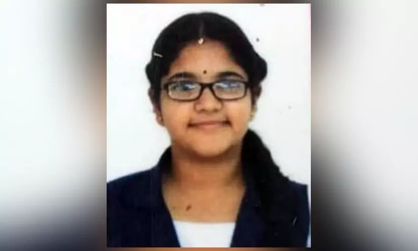 സ്കൂളിലേക്ക് നടന്നു പോകവെ തോട്ടിൽ വീണു; കണ്ണൂരിൽ വിദ്യാർഥിനിക്ക് ദാരുണാന്ത്യം സ്കൂളിലേക്ക് നടന്നു പോകവെ തോട്ടിൽ വീണു; കണ്ണൂരിൽ വിദ്യാർഥിനിക്ക് ദാരുണാന്ത്യം