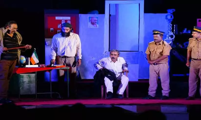 അരാജകവാദിയുടെ അപകടമരണം; കാലിക്കറ്റ് സർവകലാശാലയിൽ നാടകം അരങ്ങേറി അരാജകവാദിയുടെ അപകടമരണം; കാലിക്കറ്റ് സർവകലാശാലയിൽ നാടകം അരങ്ങേറി