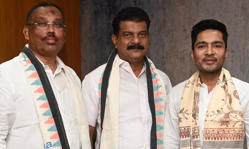 പി.വി അൻവർ തൃണമൂൽ കോൺഗ്രസിൽ; അഭിഷേക് ബാനർജി അംഗത്വം നൽകി പി.വി അൻവർ തൃണമൂൽ കോൺഗ്രസിൽ; അഭിഷേക് ബാനർജി അംഗത്വം നൽകി