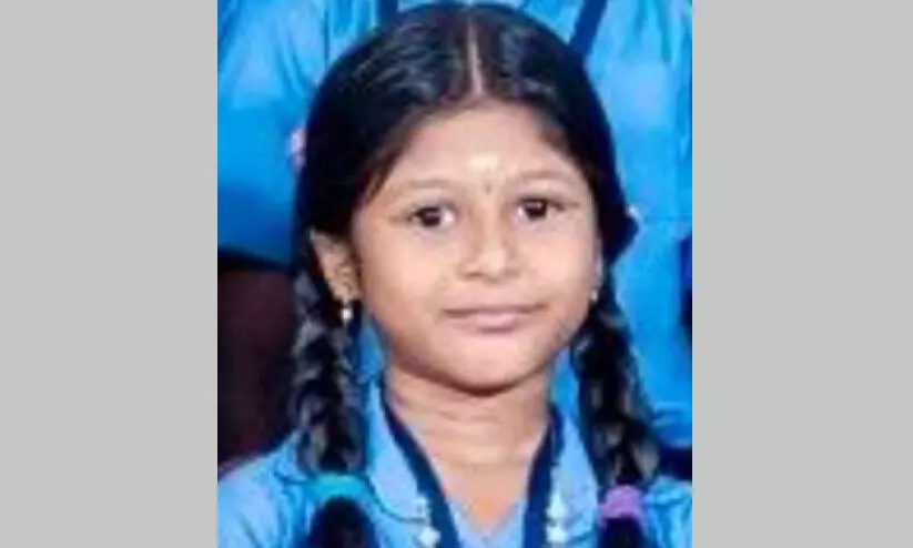 സ്കൂൾ ബസ് കയറി ഏഴുവയസ്സുകാരി മരിച്ചു