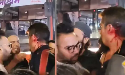 എങ്ങോട്ട് പോകണം എന്ന് സ്ത്രീയോട് ചോദിച്ചതിന് ഗുജറാത്തിൽ ഓട്ടോ​ ​​ഡ്രൈവറെ ആൾക്കൂട്ടം വളഞ്ഞിട്ട് തല്ലി