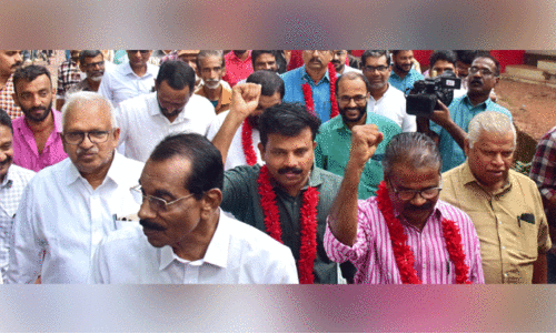 മുഷ്ടി ചുരുട്ടി, മുദ്രാവാക്യമില്ല; മാലയിടലിൽ ഒതുക്കി ആവേശം