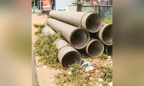 റോഡരികിൽ കൂട്ടിയിട്ട പൈപ്പുകള്‍ യാത്രക്കാര്‍ക്ക് ഭീഷണി