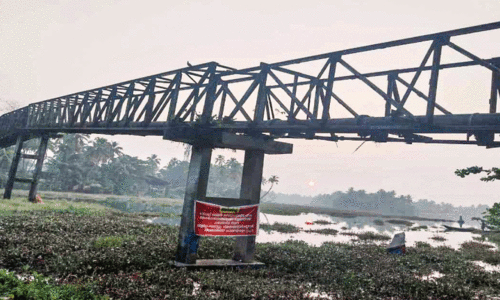 വാട്ടർ അതോറിറ്റിക്ക് മൗനം; തകർന്നുവീഴാനൊരുങ്ങി പണിക്കർകടവ് ഇരുമ്പുപാലം വാട്ടർ അതോറിറ്റിക്ക് മൗനം; തകർന്നുവീഴാനൊരുങ്ങി പണിക്കർകടവ് ഇരുമ്പുപാലം