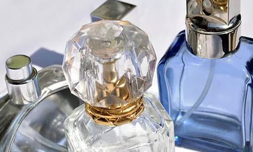 എക്സ്​പെയറി തീയതി തിരുത്തുന്നതിനിടെ   പെർഫ്യൂം കുപ്പി പൊട്ടിത്തെറിച്ച് ഒരു കുടുംബത്തിലെ നാല് പേർക്ക് പരിക്ക്