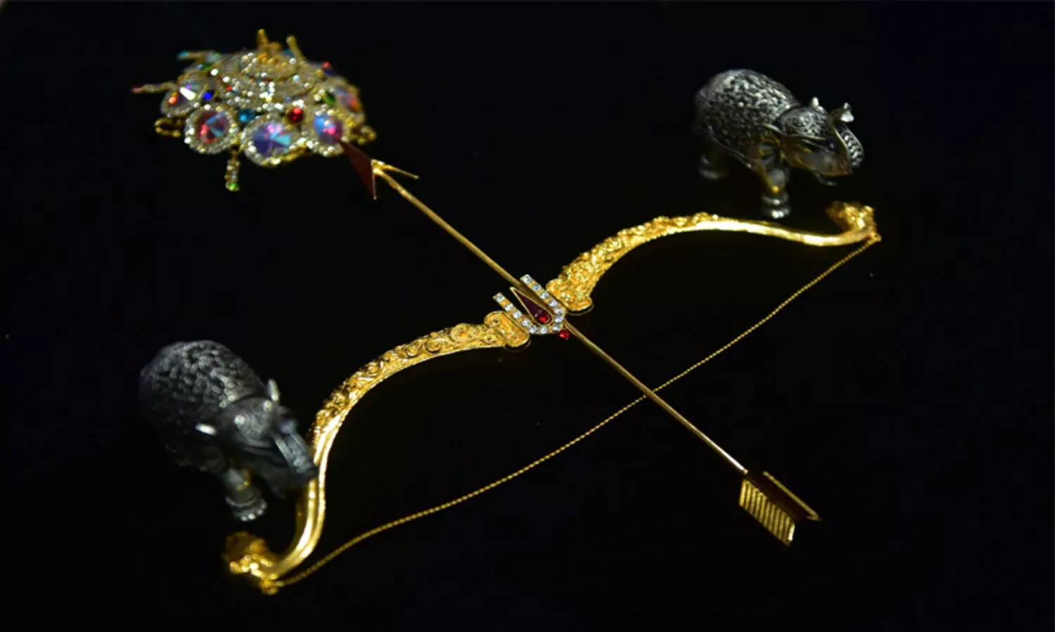 സ്വർണ അമ്പും വില്ലും വെള്ളി ആനകളും അയ്യപ്പന് കാണിക്കയേകി തെലങ്കാന സംഘം