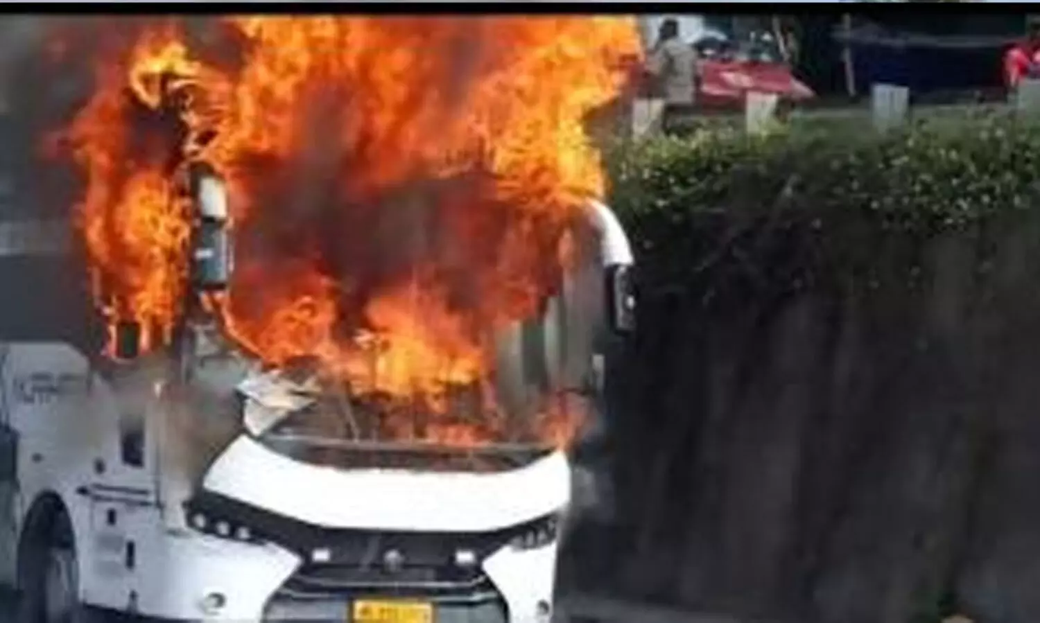 നെയ്യാറ്റിൻകരയിൽ ഓടിക്കൊണ്ടിരുന്ന ടൂറിസ്റ്റ് ബസിന് തീപിടിച്ചു; മുൻഭാഗം പൂർണമായും കത്തിനശിച്ചു