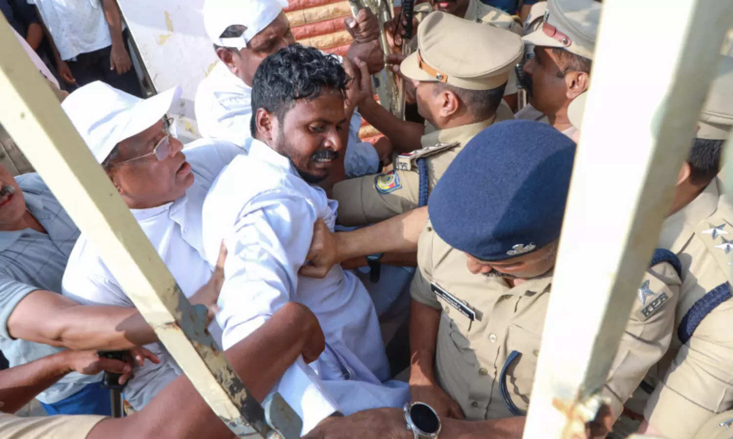 എറണാകുളം-അങ്കമാലി അതിരൂപത ആസ്ഥാനത്തിന് മുന്നിൽ വീണ്ടും സംഘർഷം