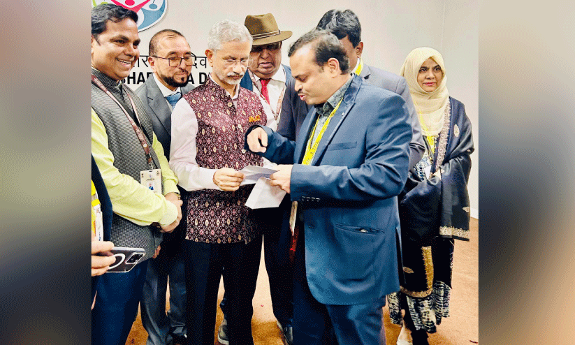 പ്രവാസി ഭാരതീയ ദിവസിൽ വിദേശകാര്യ മന്ത്രിക്ക് നിവേദനം നൽകി പ്രവാസി ഭാരതീയ ദിവസിൽ വിദേശകാര്യ മന്ത്രിക്ക് നിവേദനം നൽകി