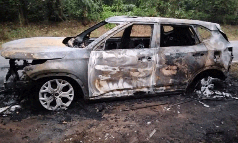 നി​ർ​ത്തി​യി​ട്ട കാ​ർ ക​ത്തി​ന​ശി​ച്ചു