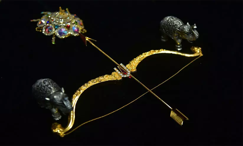 സ്വർണ അമ്പും വില്ലും വെള്ളി ആനകളും അയ്യപ്പന് കാണിക്കയേകി തെലങ്കാന സംഘം സ്വർണ അമ്പും വില്ലും വെള്ളി ആനകളും അയ്യപ്പന് കാണിക്കയേകി തെലങ്കാന സംഘം