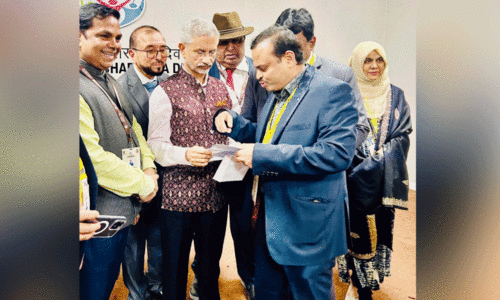 പ്ര​വാ​സി ഭാ​ര​തീ​യ ദി​വ​സി​ൽ വി​ദേ​ശ​കാ​ര്യ മ​ന്ത്രി​ക്ക്   നി​വേ​ദ​നം ന​ൽ​കി