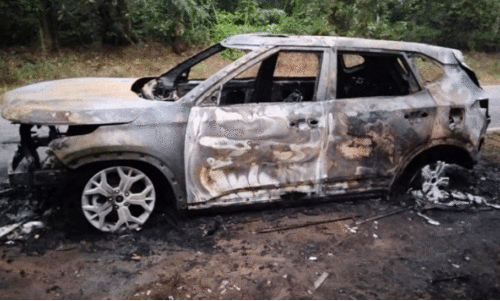 നി​ർ​ത്തി​യി​ട്ട കാ​ർ ക​ത്തി​ന​ശി​ച്ചു