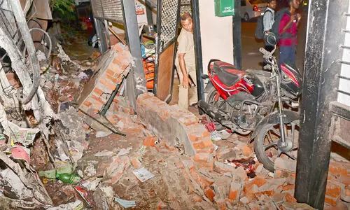 തമ്പാനൂരിൽ റെയിൽവേ മതിൽ ഇടിഞ്ഞുവീണ്  കെ.​എ​സ്.​ആ​ർ.​ടി.​സി സ്റ്റേ​ഷ​ൻ മാ​സ്റ്റ​റു​ടെ മു​റി ത​ക​ർ​ന്നു