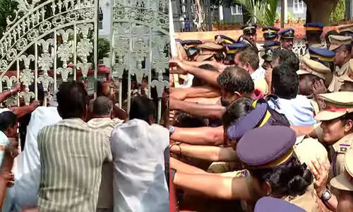 ഗേറ്റ് തള്ളിത്തുറക്കാൻ ശ്രമിച്ച് വിമത വിഭാഗം; പൊലീസ് തടഞ്ഞു, ബിഷപ്പ് ഹൗസിന് മുന്നിൽ വീണ്ടും സംഘർഷം