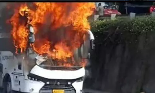 നെയ്യാറ്റിൻകരയിൽ ഓടിക്കൊണ്ടിരുന്ന ടൂറിസ്റ്റ് ബസിന് തീപിടിച്ചു; മുൻഭാഗം പൂർണമായും കത്തിനശിച്ചു