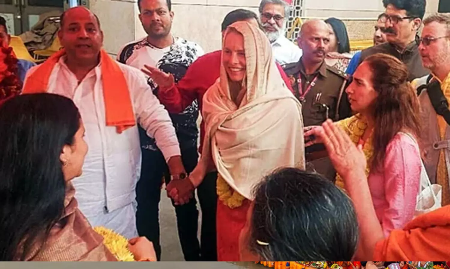 ഇന്ത്യയിലെത്തി ഹിന്ദുപേര് സ്വീകരിച്ച് ആപ്പിൾ മുൻ സി.ഇ.ഒയുടെ ഭാര്യ; കുംഭമേളയുടെ ഭാഗമാവും