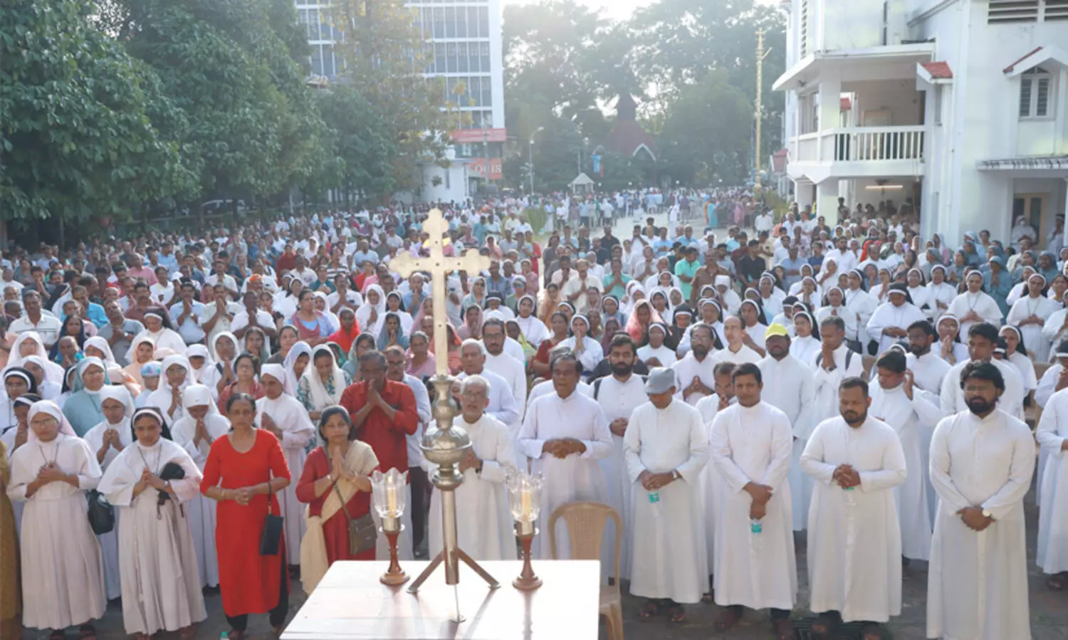 വൈദികർക്കുനേരെ പൊലീസ് നടപടി: രണ്ടാംദിനവും പ്ര​തി​ഷേ​ധം