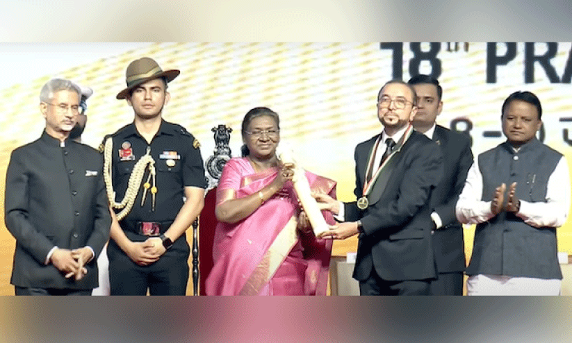 പ്ര​വാ​സി ഭാ​ര​തീ​യ സ​മ്മാ​ൻ ഡോ. ​സ​യ്യി​ദ്​ അ​ൻ​വ​ർ ഖു​ർ​ഷി​ദ്​ ഏ​റ്റു​വാ​ങ്ങി