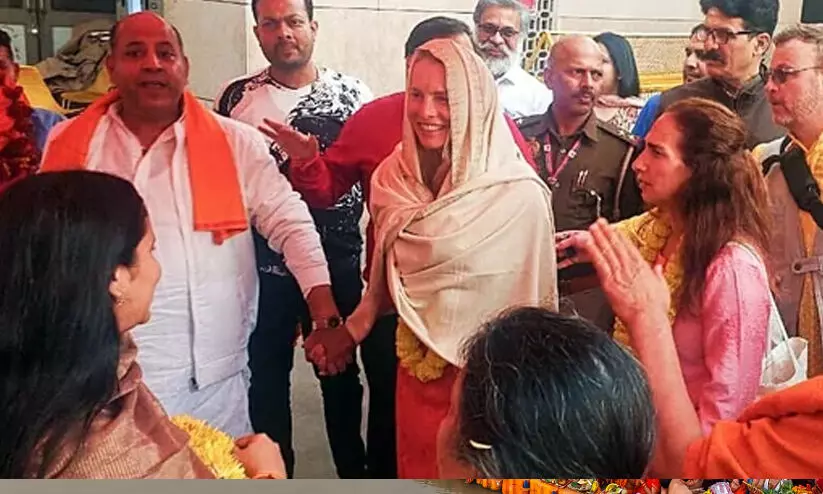 ഇന്ത്യയിലെത്തി ഹിന്ദുപേര് സ്വീകരിച്ച് ആപ്പിൾ മുൻ സി.ഇ.ഒയുടെ ഭാര്യ; കുംഭമേളയുടെ ഭാഗമാവും ഇന്ത്യയിലെത്തി ഹിന്ദുപേര് സ്വീകരിച്ച് ആപ്പിൾ മുൻ സി.ഇ.ഒയുടെ ഭാര്യ; കുംഭമേളയുടെ ഭാഗമാവും