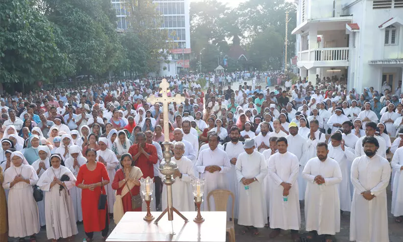 വൈദികർക്കുനേരെ പൊലീസ് നടപടി: രണ്ടാംദിനവും പ്രതിഷേധം വൈദികർക്കുനേരെ പൊലീസ് നടപടി: രണ്ടാംദിനവും പ്രതിഷേധം