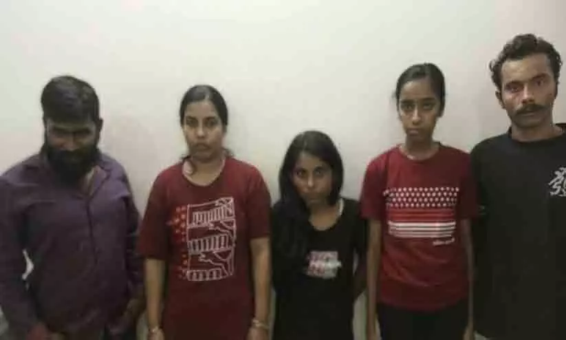 ഹണി ട്രാപ്പ്: ഗുണ്ടാനേതാവ് മരട് അനീഷിന്റെ സഹോദരനും ഭാര്യയും ഉൾപ്പെടെ അഞ്ചുപേർ പിടിയിൽ