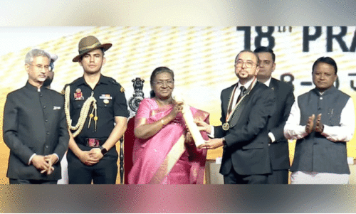 പ്ര​വാ​സി ഭാ​ര​തീ​യ സ​മ്മാ​ൻ ഡോ. ​സ​യ്യി​ദ്​ അ​ൻ​വ​ർ ഖു​ർ​ഷി​ദ്​ ഏ​റ്റു​വാ​ങ്ങി